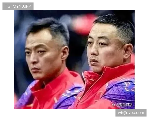 刘国梁训练场边喝矿泉水的样子，跟赛场上那个狠人气场真是两个地球...